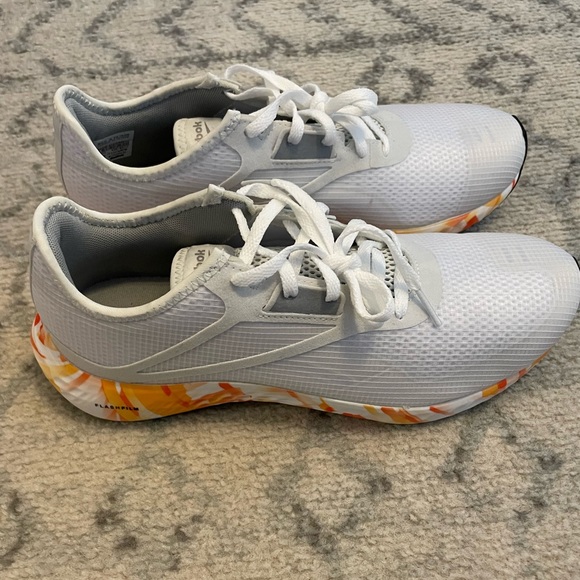 Women’s Reebok Size 9 - Picture 4 of 8